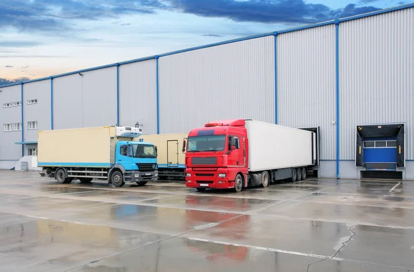 Camion merci nella costruzione del magazzino — Foto Stock