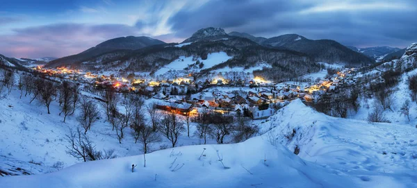 Noite no inverno com bela aldeia, Eslováquia — Fotografia de Stock