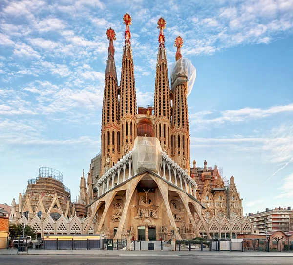 Barcelona, spanien - februar 10: la sagrada familia - die beeindrucken — Stockfoto