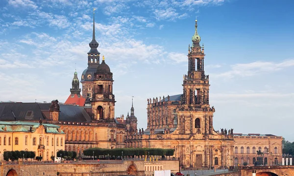 Старый город Дрезден с Хофкирхе — стоковое фото