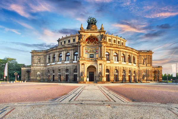 Semperovy opery budovy v noci v Drážďanech — Stock fotografie