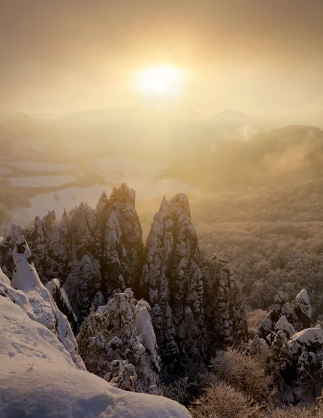 Dramatyczny zachód słońca skały w czasie zimy — Zdjęcie stockowe