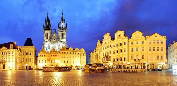 Prag Gamla stans torg på natten - panorama — Stockfoto