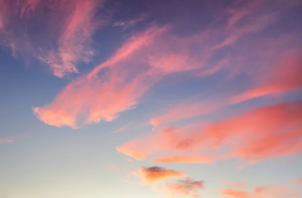 Cielo rojo con nubes azules — Foto de Stock