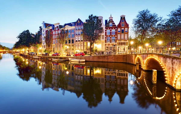 Berühmte kanäle von amsterdam, das niederland bei dämmerung kanäle o — Stockfoto