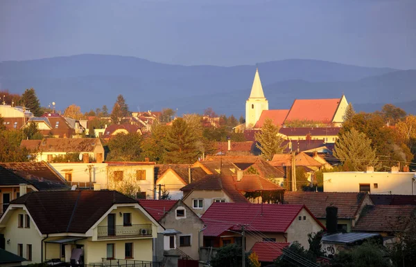 Igreja na aldeia Senkvice na Eslováquia ao nascer do sol — Fotografia de Stock