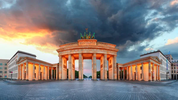 Berlin, brandenburg bei aufgang, deutschland — Stockfoto