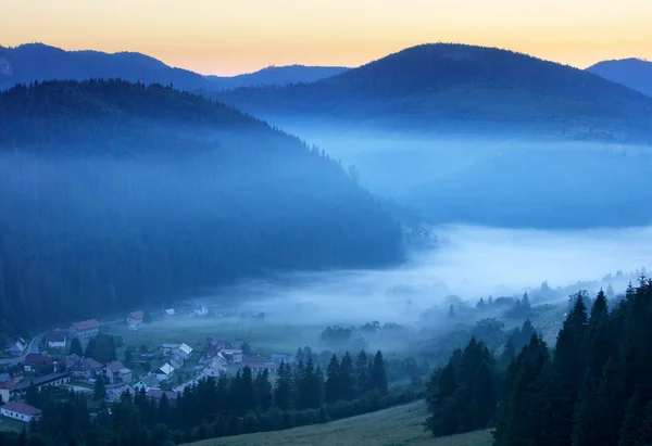 Weide en heuvels bij zonsopgang, Mlynky, Slowakije — Stockfoto