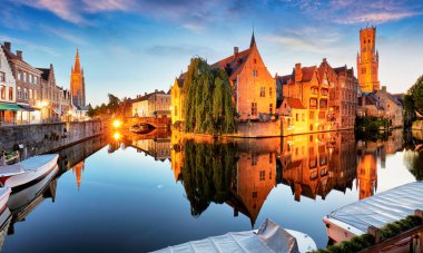 Bruges ve ünlü çan kulesi güneş arka plan üzerinde canal
