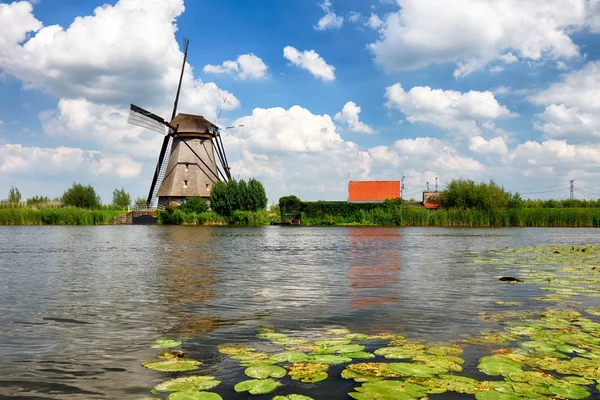 Velho moinho. Parque de moinhos Kinderdijk. Países Baixos — Fotografia de Stock