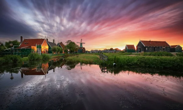 Moulin à vent hollandais traditionnel près du canal. Pays-Bas, Paysage — Photo