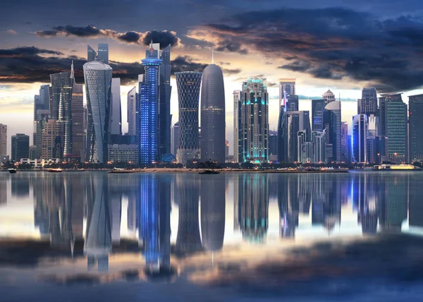 Ciudad de Doha skyline centro de la ciudad por la noche, Qatar — Foto de Stock