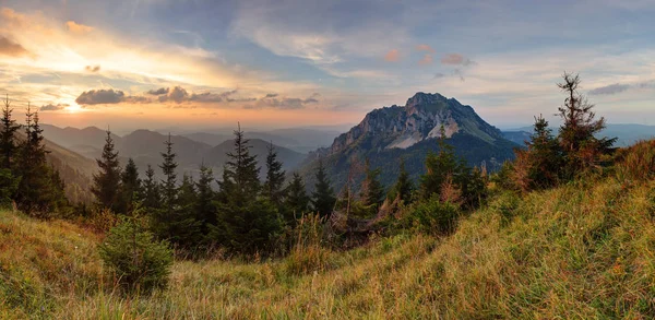 Montaña panorámica caída puesta del sol paisaje, Rozsutec — Foto de Stock