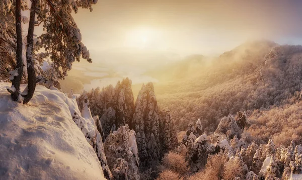 Slowakisches Gebirge, Winterlandschaft bei Sonnenuntergang, sulovske skaly — Stockfoto