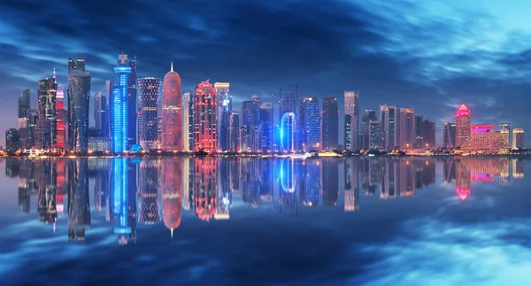 Skyline de Doha, Qatar durante a noite — Fotografia de Stock