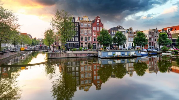 Casas antigas holandesas tradicionais em canais em Amsterdã, Países Baixos . — Fotografia de Stock