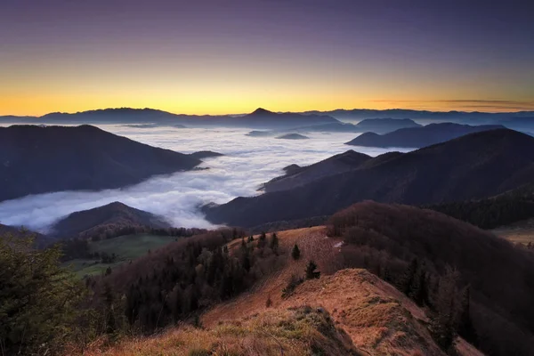 Panorama da montanha antes do nascer do sol na Eslováquia — Fotografia de Stock