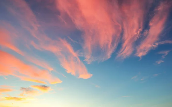 Червоне небо з блакитними хмарами — стокове фото