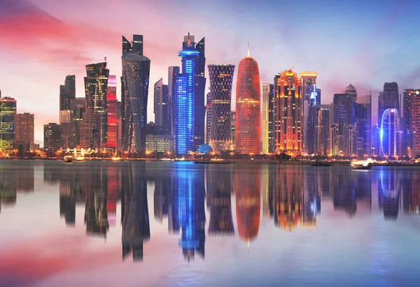 Doha ορίζοντα του West Bay Center κατά την ανατολή του ηλίου, Κατάρ — Φωτογραφία Αρχείου