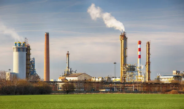 Fumar chaminés de uma fábrica petroquímica em uma refinaria de petróleo — Fotografia de Stock