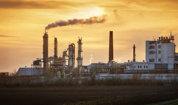 Factory pipe polluting air, smoke from chimneys against sun, env — Stock Photo, Image