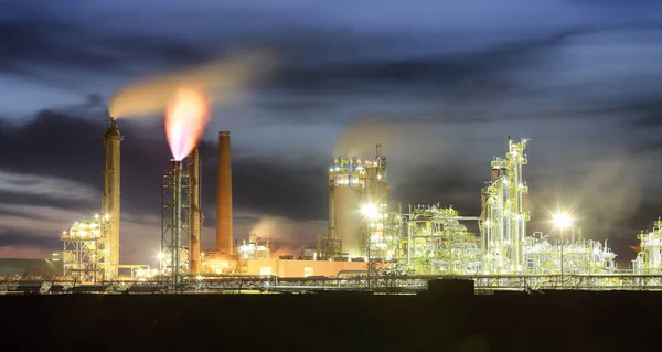 Petrochemische Ölindustrie in der Nacht, Fabrik. — Stockfoto