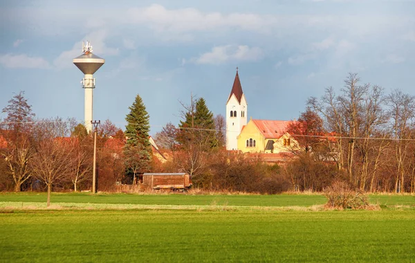 Kostel s zelené louce v obci Cifer, Slovensko — Stock fotografie