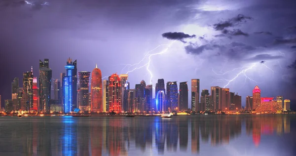 Fırtına ile yıldırım, Katar Doha — Stok fotoğraf