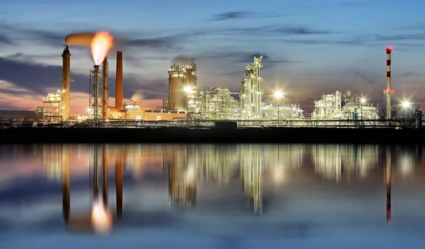 Ölindustrie in der Nacht, petrechemische Anlage - Raffinerie — Stockfoto