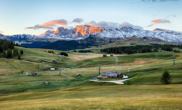 Paisagem em pastagem de montanha e pico, Alpe di Siusi, Dolomites — Fotografia de Stock