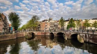 Amsterdam, Hollanda, zaman atlamalı kanalları üzerinde köprüler