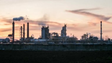 Petrol endüstrisi, gece, Petrechemical bitki - rafineri, zaman atlamalı günbatımı