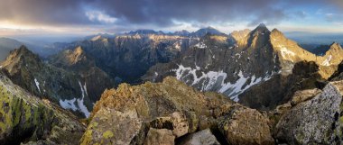 Dağ panorama üzerinden en yüksek Rysy yüksek Tatras, Slovakya