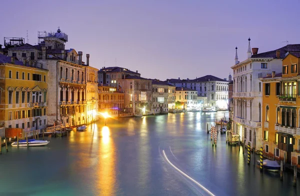 Benátky od ponte Accademia v noci — Stock fotografie