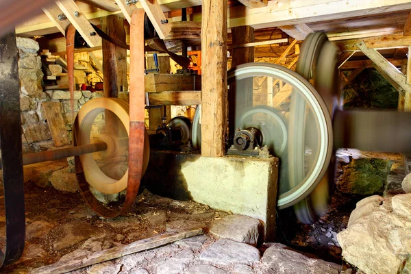 Interior do moinho de água histórico — Fotografia de Stock