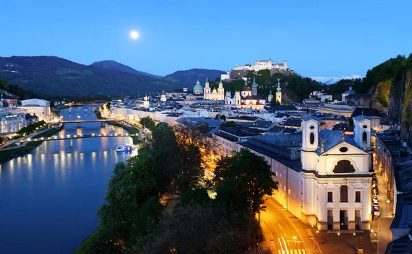 Salzburg skyline in de nacht, Oostenrijk — Stockfoto