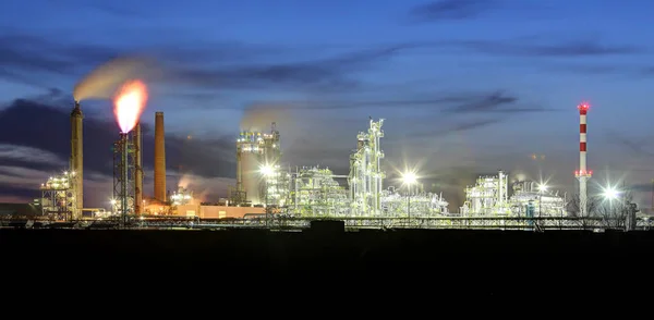 Petrokemiska anläggningar på natten, olja och gas industri — Stockfoto