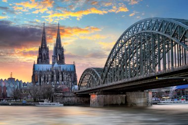 Köln, Almanya, bir gün batımı