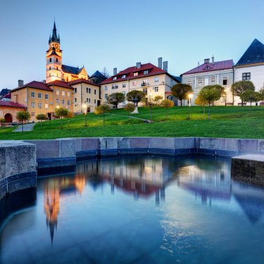 Slovakya - Kremnica gece çeşme yansıması ile