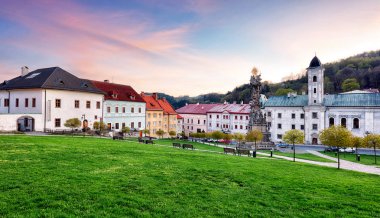 Maden kasabası Kremnica, Slovakya'nın tarihi meydanda