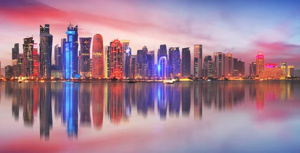 Skyline de la ciudad moderna de Doha en Qatar, Oriente Medio. - C de Doha —  Fotos de Stock