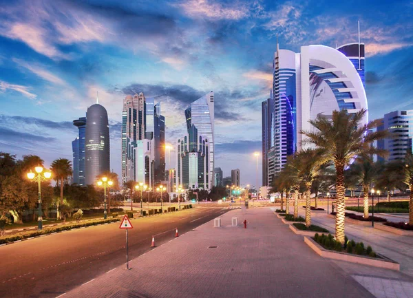 Doha ορίζοντα του West Bay Center κατά την ανατολή του ηλίου, Κατάρ — Φωτογραφία Αρχείου