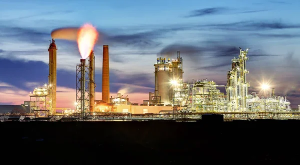 Petrokemiska anläggningar på natten, olja och gas industri — Stockfoto