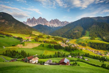 Alpler manzarası güzel köy ile