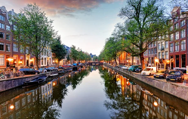 Atardecer vista de la ciudad de Amsterdam, los Países Bajos con el río Amstel — Foto de Stock