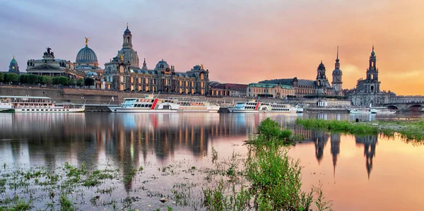 Dresden, Tyskland över floden elbe. — Stockfoto