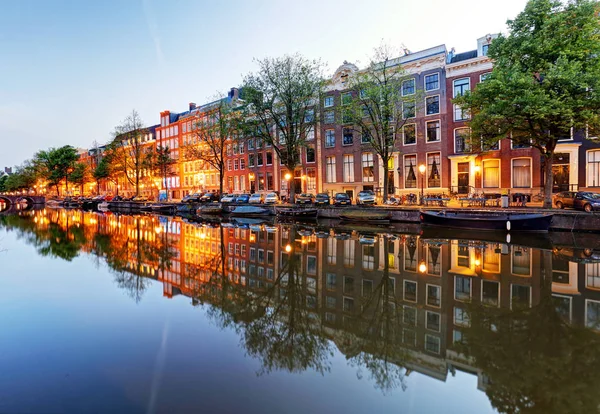 Amsterdam bij nacht, Nederland — Stockfoto