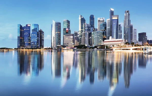 El horizonte de Singapur al amanecer - panorama con reflexión — Foto de Stock