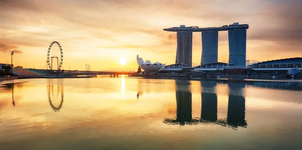 Vista panorámica del horizonte de Singapur al amanecer — Foto de Stock