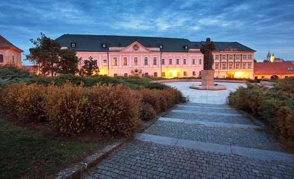 Świetne seminarium na placu Pribina w Nitrze, Republika Słowacka. Noc — Zdjęcie stockowe